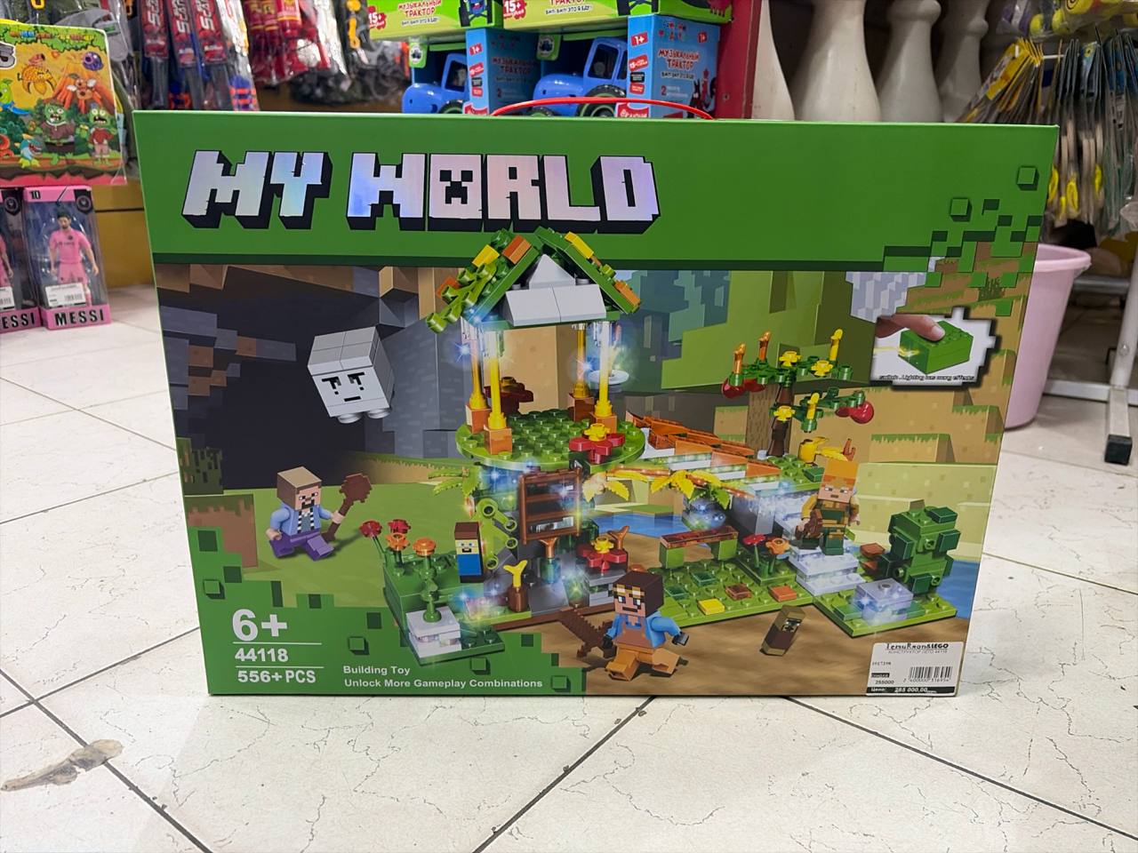 Конструктор My World 44118 Дом на дереве с подсветкой 556+ деталей 6+ | Аналог Minecraft — изображение 2